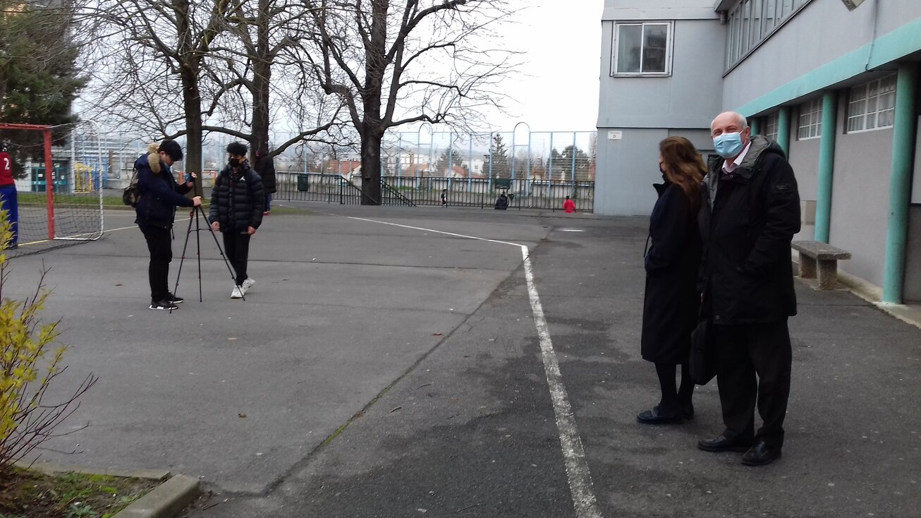 les élèves cameramen de 1SNB filment l'arrivée des petits-enfants de Louis Armand dans la cour du lycée.